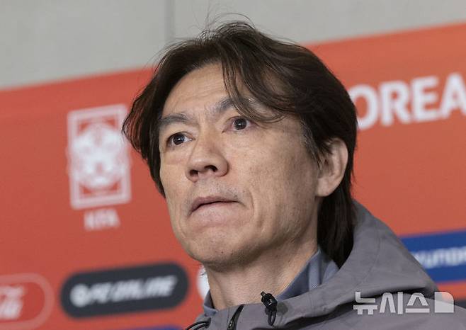 [인천공항=뉴시스] 김근수 기자 = 홍명보 대한민국 축구 국가대표팀 감독이 2일 인천국제공항 제2여객터미널에서 3월 유럽원정 평가전을 마치고 귀국 인터뷰를 하고 있다. 2026.04.02. ks@newsis.com