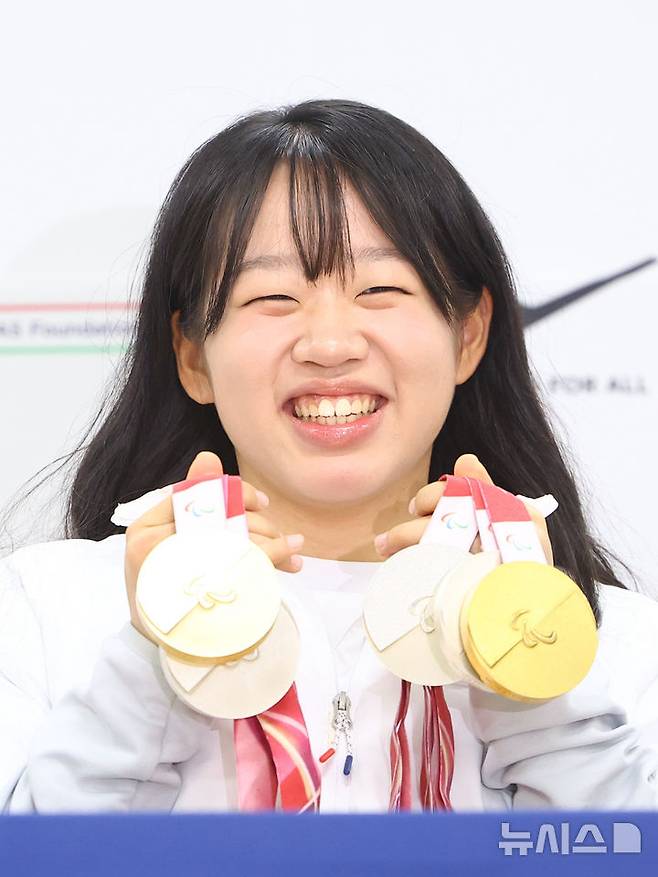 [서울=뉴시스] 황준선 기자 = 2026 밀라노·코르티나담페초 동계패럴림픽 대한민국 선수단 MVP 김윤지가 26일 서울 송파구 올림픽회관에서 열린 기자회견에서 메달과 함께 포즈를 취하고 있다. 김윤지는 이번 대회에서 노르딕스키(바이애슬론·크로스컨트리) 6개 종목에 출전해 금메달 2개, 은메달 3개를 따냈다. 2026.03.26. hwang@newsis.com