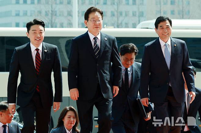 [서울=뉴시스] 고범준 기자 = 이재명 대통령이 2일 추가경정예산안 시정연설을 위해 서울 여의도 국회에 도착해 이동하고 있다. 2026.04.02. bjko@newsis.com