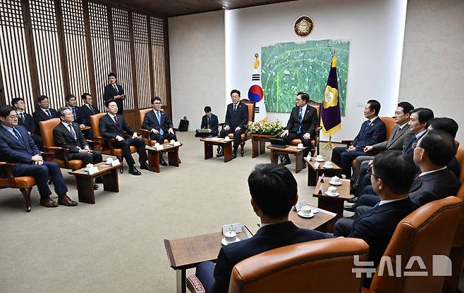 [서울=뉴시스] 고범준 기자 = 이재명 대통령이 2일 서울 여의도 국회에서 추가경정예산안 시정연설에 앞서 우원식 국회의장, 정청래 더불어민주당 대표, 장동혁 국민의힘 대표, 조국 조국혁신당 대표 등 참석자들과 환담을 하고 있다. 2026.04.02. bjko@newsis.com