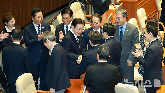 [서울=뉴시스] 고범준 기자 = 이재명 대통령이 2일 서울 여의도 국회에서 추가경정예산안 시정연설을 위해 입장하며 더불어민주당 의원들과 악수하고 있다. 2026.04.02. bjko@newsis.com
