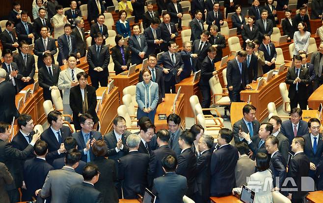 [서울=뉴시스] 고범준 기자 = 이재명 대통령이 2일 서울 여의도 국회에서 추가경정예산안 시정연설을 위해 입장하며 더불어민주당 의원들과 악수하고 있다. 2026.04.02. bjko@newsis.com