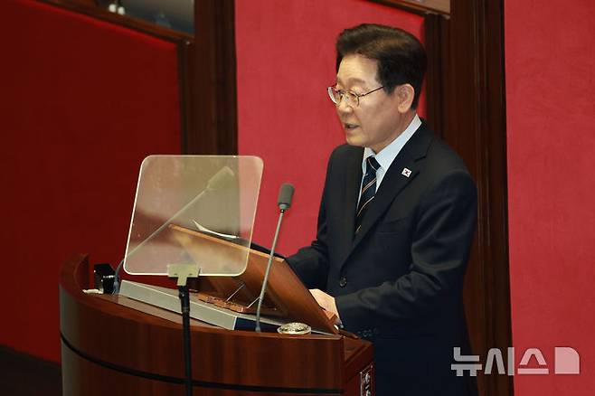 [서울=뉴시스] 고범준 기자 = 이재명 대통령이 2일 서울 여의도 국회에서 추가경정예산안 시정연설을 하고 있다. 2026.04.02. bjko@newsis.com