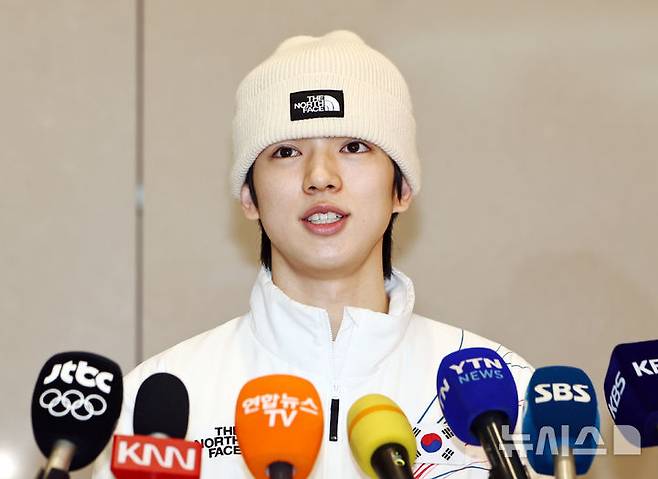 [인천공항=뉴시스] 김명년 기자 = 대한민국 피겨스케이팅 국가대표 차준환이 23일 오후 인천국제공항 제2여객터미널에서 2026 밀라노·코르티나 동계 올림픽을 마치고 귀국한 뒤 기자회견하고 있다. 차준환은 이번 올림픽 남자 싱글에서 역대 최고성적인 4위를 기록했다. 2026.02.23. kmn@newsis.com