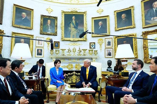 [워싱턴=AP/뉴시스]일본 정부는 이란을 압박한 도널드 트럼프 미국 대통령의 대국민 연설과 관련해 2일 "(미국과) 이란과의 협상이 좋은 방향으로 향하길 기대하고 있다"는 입장을 밝혔다. 사진은 지난 19일(현지 시간) 도널드 트럼프 미국 대통령(오른쪽에서 3번째)이 워싱턴에서 다카이치 사나에 일본 총리와 대담하고 있다. 아카자와 료세이(왼쪽 첫번째) 일본 경제산업상, 모테기 도시미쓰(왼쪽에서 2번째)가 동석해 있다. 2026.04.02.