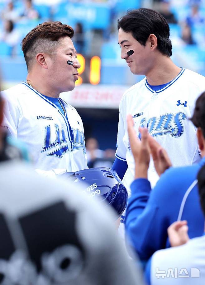 [대구=뉴시스] 이무열 기자 = 28일 대구 수성구 삼성라이온즈파크에서 열린 2026 신한 SOL KBO리그 개막전 롯데 자이언츠와 삼성 라이온즈 경기, 8회말 1사 주자 없는 상황에서 삼성 최형우가 안타를 친 뒤 교체되고 있다. 2026.03.28. lmy@newsis.com