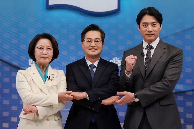 더불어민주당 추미애(왼쪽부터)·김동연·한준호 경기도지사 경선후보가 1일 서울 양천구 SBS 목동 스튜디오에서 열린 더불어민주당 경기도지사 후보자 2차 TV 합동토론회에 참석해 기념 촬영하고 있다. 연합뉴스