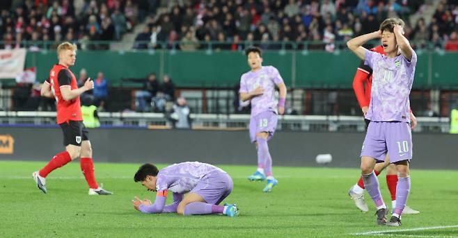 31일(현지시간) 오스트리아 빈 에른스트 하펠 스타디움에서 열린 한국 축구 국가대표팀과 오스트리아의 평가전에서 손흥민의 슛이 득점에 실패하자 손흥민과, 이재성이 아쉬워 하고 있다. 연합뉴스