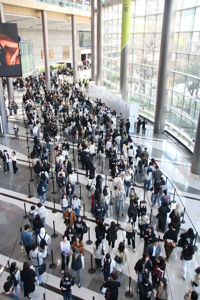 2일 오후 서울 강남구 삼성동 코엑스B홀 앞에서 ‘2026 서울국제불교박람회’ 관람객이 입장 팔찌를 받고자 줄을 서고 있다.