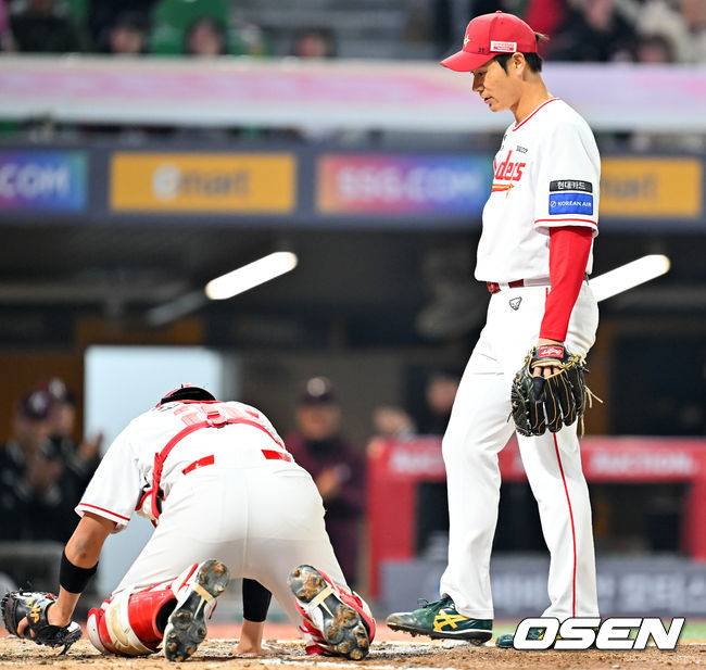 [OSEN=인천, 민경훈 기자] 1일 인천 SSG랜더스필드에서 ‘2026 신한 SOL KBO리그’ SSG 랜더스와 키움 히어로즈의 경기가 열렸다. 5회초 2사 주자 3루 키움 박찬혁 타석에서 SSG 선발 타케다가 폭투를 던져 안치홍이 홈을 밟자 타케다가 아쉬워하고 있다. 2026.04.01&nbsp;/ rumi@osen.co.kr