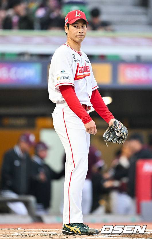 [OSEN=인천, 민경훈 기자] 1일 인천 SSG랜더스필드에서 ‘2026 신한 SOL KBO리그’ SSG 랜더스와 키움 히어로즈의 경기가 열렸다. 1회초 2사 주자 만루 키움 박한결 타석에서 와일드 피칭으로 1점을 내준 타케다가 아쉬워하고 있다. 2026.04.01&nbsp;/ rumi@osen.co.kr