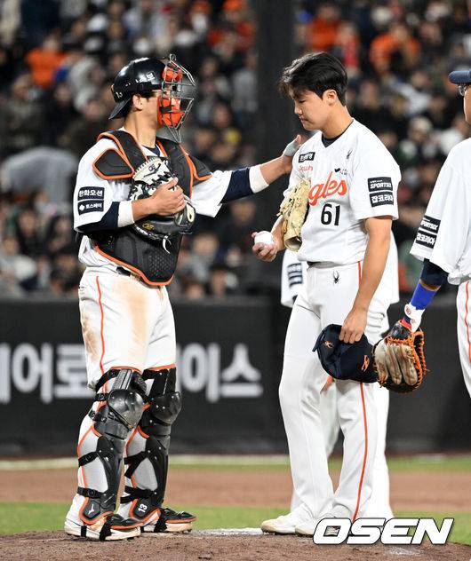 [OSEN=대전, 이대선 기자] 1일 대전 한화생명볼파크에서 2026 신한 SOL KBO리그 한화 이글스와 KT 위즈의 경기가 열렸다.이날 한화는 류현진, KT는 고영표를 선발로 내세웠다.7회초 2사 1,3루에서 한화 정우주가 마운드를 내려가고 있다. 2026.04.01 /sunday@osen.co.krc