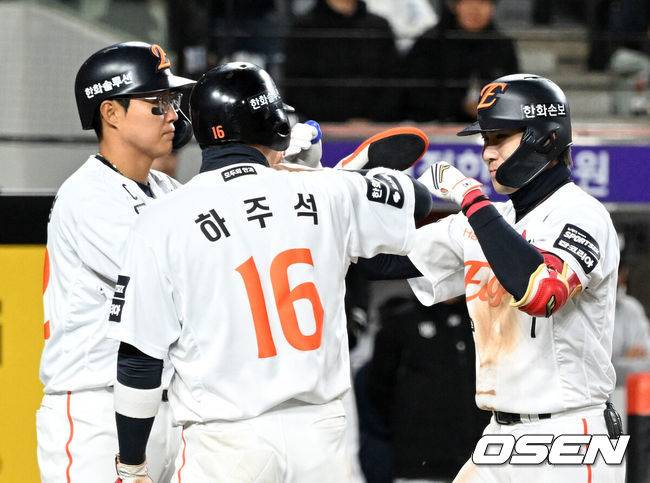 [OSEN=대전, 이대선 기자] 1일 대전 한화생명볼파크에서 2026 신한 SOL KBO리그 한화 이글스와 KT 위즈의 경기가 열렸다.이날 한화는 류현진, KT는 고영표를 선발로 내세웠다.8회말 1사 1,2루에서 한화 심우준이 좌월 스리런 홈런을 치고 홈에서 채은성, 하주석의 축하를 받고 있다. 2026.04.01 /sunday@osen.co.krc