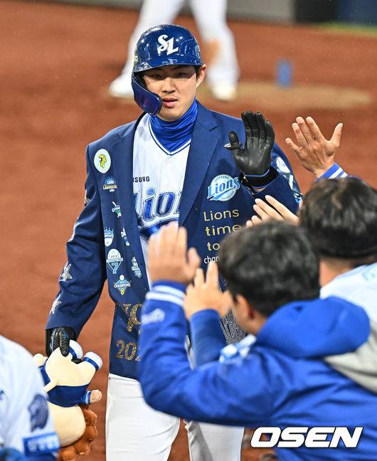 [OSEN=대구, 이석우 기자] 1일 대구삼성라이온즈파크에서 2026 신한 SOL KBO 리그 삼성 라이온즈와 두산 베어스의 경기가 열렸다. 홈팀 삼성은 양창섭이, 방문팀 두산은 최승용이 선발 출전했다. 삼성 라이온즈 구자욱이 6회말 1사 2루 우월 2점 홈런을 치고 하이파이브를 하고 있다. 2026.04.01 / foto0307@osen.co.kr