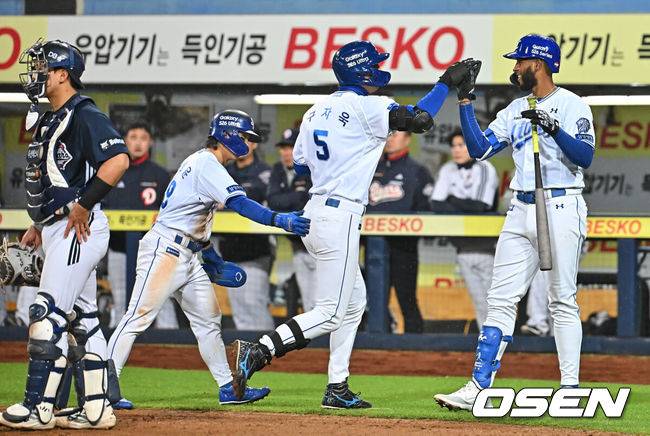 [OSEN=대구, 이석우 기자] 1일 대구삼성라이온즈파크에서 2026 신한 SOL KBO 리그 삼성 라이온즈와 두산 베어스의 경기가 열렸다. 홈팀 삼성은 양창섭이, 방문팀 두산은 최승용이 선발 출전했다. 삼성 라이온즈 구자욱이 6회말 1사 2루 우월 2점 홈런을 치고 하이파이브를 하고 있다. 2026.04.01 / foto0307@osen.co.kr