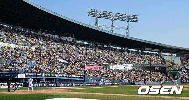 [OSEN=잠실, 지형준 기자] 프로야구 KT 위즈가 우승팀&nbsp;LG 트윈스를 꺾고 개막전 승리를 거뒀다.&nbsp;KT는&nbsp;28일 서울 잠실구장에서 열린 2026 KBO리그 개막전 LG와 경기에서 장단 18안타를 폭발시키며 11-7로 승리했다.&nbsp;KT는 역대 6번째 개막전 선발 전원 안타 진기록을 세웠다.KT 신인 이강민은 3안타를 때려, 고졸 신인 개막전 최다 안타 타이 기록을 세웠다.&nbsp;김현수는&nbsp;개막전 통산 최다 안타 타이(20개)에 성공했다.&nbsp;KT 선발 맷 사우어는 5이닝 동안 5피안타(1피홈런)&nbsp;5볼넷 1탈삼진 3실점으로 첫 승을 기록했다.&nbsp;만원 관중 기록한 잠실야구장. 2026.03.28&nbsp;/ jpnews@osen.co.kr