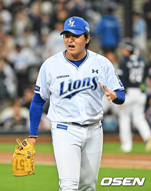 [OSEN=대구, 이석우 기자] 2일 대구삼성라이온즈파크에서 2026 신한 SOL KBO 리그 삼성 라이온즈와 두산 베어스의 경기가 열렸다. 홈팀 삼성은 이승현이, 방문팀 두산은 최민석이 선발 출전했다. 삼성 라이온즈 선발 투수 이승현이 4회초 수비를 무실점으로 막았지만 아쉬운 표정을 짓고 있다. 2026.04.02 / foto0307@osen.co.kr
