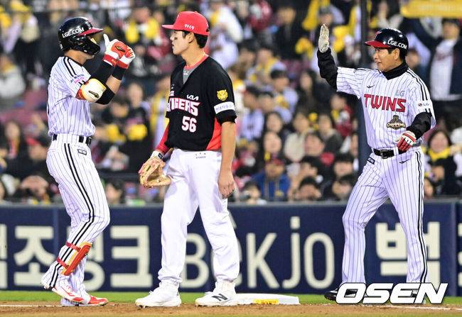 [OSEN=잠실, 조은정 기자] 2일 서울 잠실야구장에서 2026 신한 SOL KBO리그 LG 트윈스와 KIA 타이거즈의 경기가 열렸다. 이날 LG는 웰스, KIA는 김태형을 선발로 내세웠다. 2회말 1사 1,3루에서 LG 천성호가 우익선상으로 동점 적시타를 날린 뒤 기뻐하고 있다. 2026.04.02 /cej@osen.co.kr