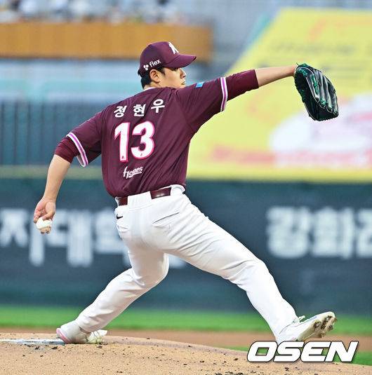 [OSEN=인천, 박준형 기자] 2일 오후 인천 SSG랜더스필드에서 2026 신한 SOL KBO리그&nbsp;SSG 랜더스와 키움 히어로즈의 경기가 진행됐다.이날 SSG는 최민준을, 키움은 정현우를 선발투수로 내세웠다. 1회말 키움 선발투수 정현우가 역투하고 있다.    2026.04.02 / soul1014@osen.co.kr