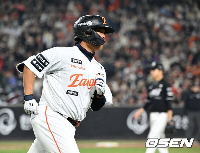 [OSEN=대전, 이대선 기자] 2일 대전 한화생명볼파크에서 2026 신한 SOL KBO리그 한화 이글스와 KT 위즈의 경기가 열렸다.이날 한화는 문동주, KT는 오원석을 선발로 내세웠다.7회말 무사에서 한화 강백호가 우월 솔로 홈런을 치고 있다. 2026.04.02 /sunday@osen.co.kr