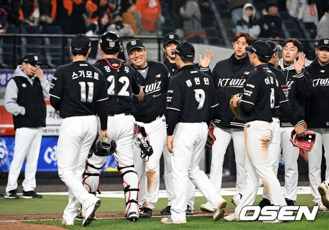 [OSEN=대전, 이대선 기자] 프로야구 KT 위즈가 한화 이글스와의 3연전을 싹쓸이, 창단 최초 개막 5연승을 질주했다.이강철 감독이 이끄는 KT는 2일 대전 한화생명 볼파크에서 열린 2026 신한 SOL KBO리그 한화와의 원정경기에서 승리했다. KT는 5경기 전승으로 개막 5연승을 달성했고, 3연패에 빠진 한화는 2승3패를 마크했다.경기 종료 후 KT 선수들이 승리의 기쁨을 나누고 있다. 2026.04.02 /sunday@osen.co.kr