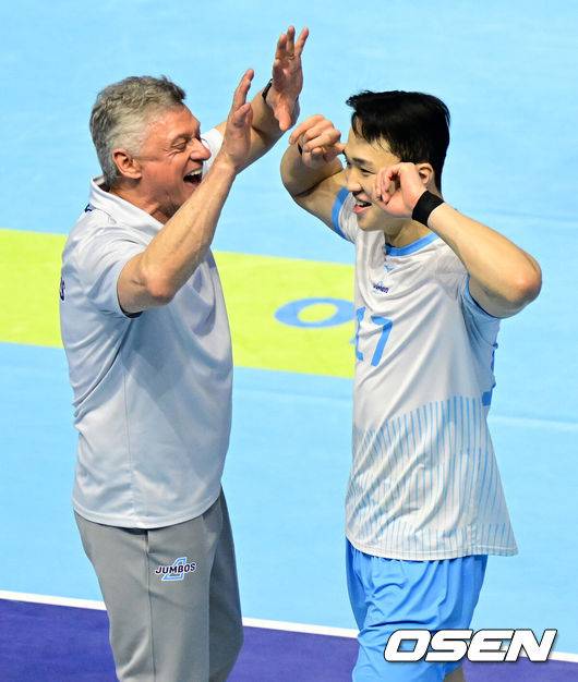 [OSEN=인천, 지형준 기자] 챔피언결정전에 앞서 외국인선수를 교체한 대한항공이 챔피언결정전 1차전에서 정규리그 1위의 품격을 과시했다.&nbsp;대한항공 점보스는 2일 인천 계양체육관에서 열린 진에어 2025-2026 V리그 남자부 챔피언결정전(5전 3선승제) 현대캐피탈 스카이워커스와의 1차전에서 세트 스코어 3-2(25-19, 19-25, 23-25, 25-20, 15-11)로 승리했다.&nbsp;정규리그 1위 대한항공은 우리카드와 플레이오프(2승)를 거쳐 올라온 2위 현대캐피탈에 기선을 제압하며 우승확률 75%(20번 중 15번)를 거머쥐었다.&nbsp;5세트 대한항공 임동혁이 헤난 감독과 득점을 기뻐하고 있다. 2026.04.02&nbsp;/ jpnews@osen.co.kr