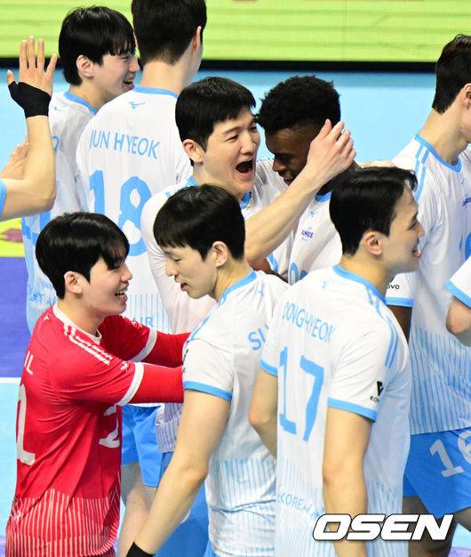 [OSEN=인천, 지형준 기자] 챔피언결정전에 앞서 외국인선수를 교체한 대한항공이 챔피언결정전 1차전에서 정규리그 1위의 품격을 과시했다.&nbsp;대한항공 점보스는 2일 인천 계양체육관에서 열린 진에어 2025-2026 V리그 남자부 챔피언결정전(5전 3선승제) 현대캐피탈 스카이워커스와의 1차전에서 세트 스코어 3-2(25-19, 19-25, 23-25, 25-20, 15-11)로 승리했다.&nbsp;정규리그 1위 대한항공은 우리카드와 플레이오프(2승)를 거쳐 올라온 2위 현대캐피탈에 기선을 제압하며 우승확률 75%(20번 중 15번)를 거머쥐었다.&nbsp;경기를 마치고 대한항공 정지석, 마쏘가 승리를 기뻐하고 있다. 2026.04.02&nbsp;/ jpnews@osen.co.kr