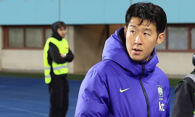대한민국 축구 국가대표팀 ‘캡틴’ 손흥민이 지난 3월 31일(현지시간) 오스트리아 빈 에른스트 하펠 스타디움에서 오스트리아와 평가전에서 경기에 패한 뒤 퇴장하며 경기장을 돌아보고 있다. 빈=연합뉴스