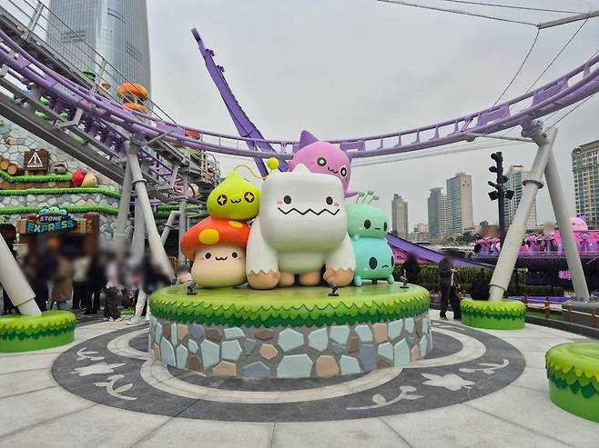 지난 1일 넥슨과 롯데월드가 함께 조성한 ‘메이플 아일랜드존’에서 PC 온라인 게임 ‘메이플 스토리’의 캐릭터들이 눈에 띄고 있다. 김동환 기자