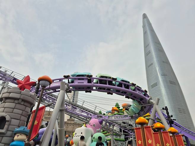 지난 1일 넥슨과 롯데월드가 함께 조성한 ‘메이플 아일랜드존’에서 패밀리형 롤러코스터인 ‘스톤 익스프레스’가 운행하고 있다. 김동환 기자