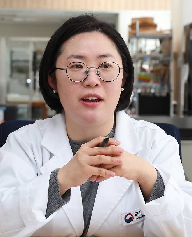 종이 기록물 복원 전문가인 조은혜&nbsp;국가기록원 복원관리과 학예연구사는&nbsp;“기록은 한 시대의 기억”이라며&nbsp;“기록물 복원은&nbsp;그 안에 담긴 역사적 가치와 의미를 되살리는 작업”이라고 말한다.&nbsp;성남=이제원 선임기자