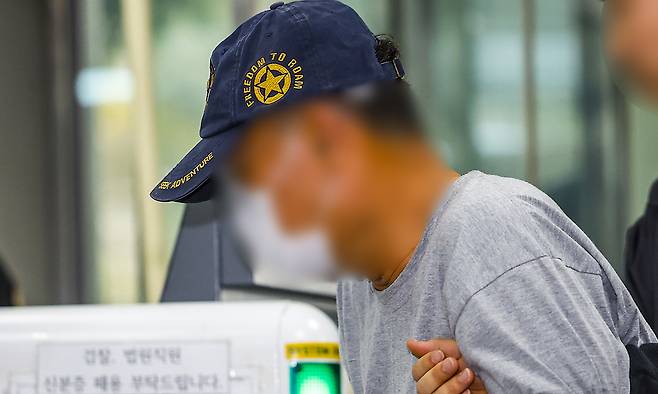 이혼한 전처를 살해하고 시신을 유기하려 한 60대 남성 A씨가 1일 서울 서초구 서울중앙지방법원에서 열린 구속 전 피의자심문(영장실질심사)에 출석하고 있다. 뉴시스