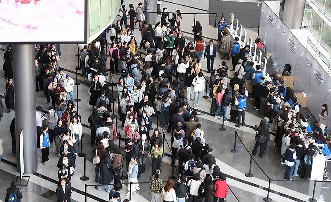 2일 서울 강남구 코엑스에서 열린 '2026 서울국제불교박람회 & 제14회 붓다아트페어'에서 관람객들이 입장하기 위해 줄을 서고 있다. 대한불교조계종이 주최하는 '서울국제불교박람회'와 '붓다아트페어'는 한국 전통불교문화산업 활성화를 위한 국내 전통불교문화산업 박람회다.