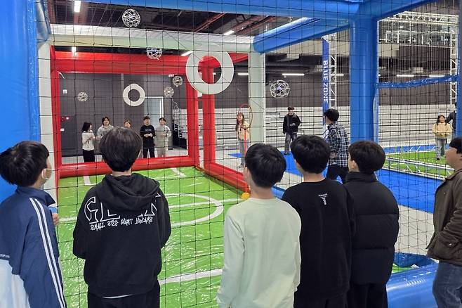 전북 전주시 스포츠복합타운에 있는 드론축구 전용구장에서 학생들이 드론축구경기 체험을 하고 있다. 전주시 제공