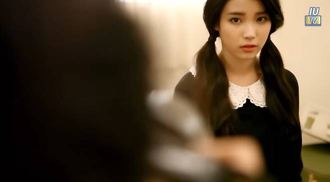아이유가 19살의 나이로 돌아갔다. 유튜브 '이지금 [IU Official]' 영상 캡처