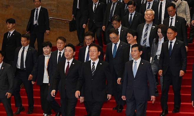 이재명 대통령이 2일 서울 여의도 국회에서 열린 제433회국회(임시회) 제4차 본회의에서 중동 사태 대응을 위한 추가경정예산안에 대한 시정연설을 마친 뒤 국회를 나서고 있다. 뉴시스