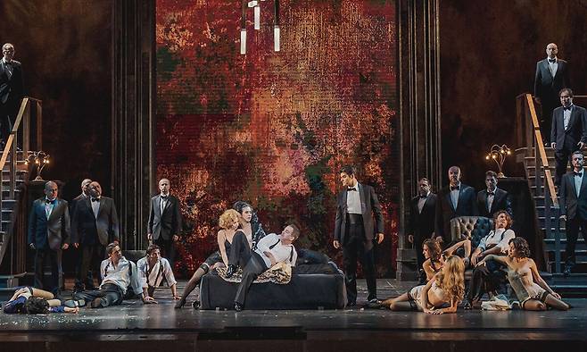 다비데 리베르무어가 2021년 이탈리아에서 선보인 ‘리골레토’의 한 장면. 피렌체극장 제공