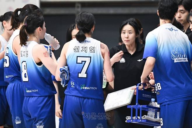 최윤아(오른쪽 두 번째) 인천 신한은행 감독이 1일 인천 도원체육관에서 열린 2025~26 여자프로농구 정규리그 마지막 경기 부천 하나은행과의 맞대결에서 선수들에게 작전을 지시하고 있다. 2026.4.1 WKBL 제공