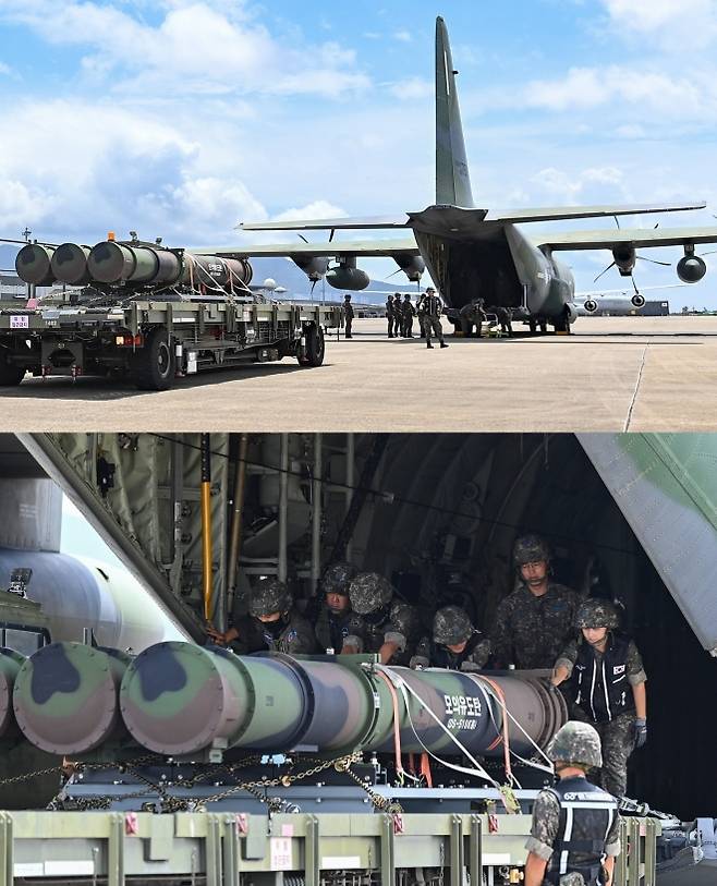 한국 공군 장병들이 지난해 8월 부산 김해기지에서 중거리 지대공 유도무기 ‘천궁’ 유도탄을 C-130J 수송기에 적재하고 있다. 공군 제공