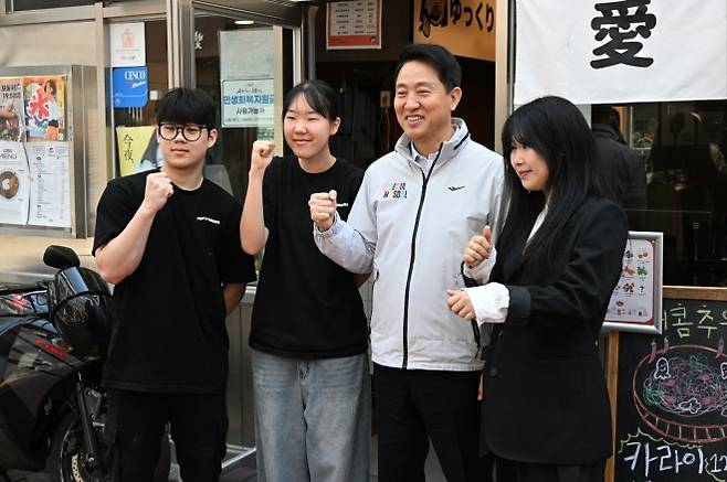 오세훈(왼쪽 세 번째) 서울시장이 2일 도봉구 창동 ‘쌍리단길’에 있는 한 음식점을 찾아 기념 촬영을 하고 있다. 서울시 제공