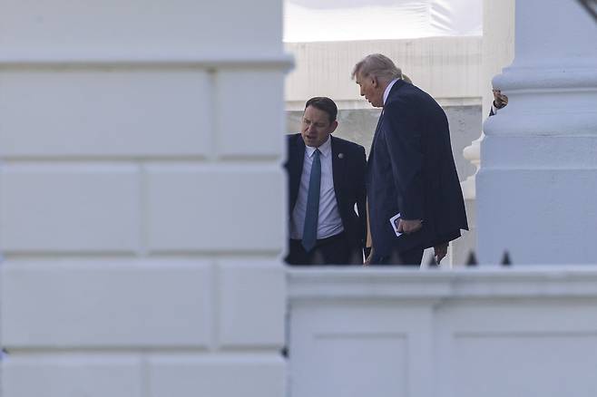 도널드 트럼프 미국 대통령이 1일(현지시간) 워싱턴DC 연방대법원에서 열린 출생시민권 변론에 참석한 후 대법원을 빠져나오고 있다. 미국 현직 대통령이 대법원 변론에 참석한 것은 이번이 처음이다. UPI연합뉴스