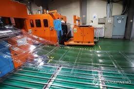 경기도 광주시 한 플라스틱 제조업체에서 포장 용기가 생산되고 있다. 연합뉴스