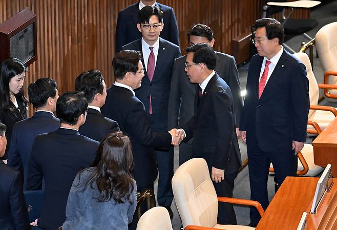 이재명 대통령이 2일 국회에서 2026 추가경정예산안 시정연설을 마친 뒤 국민의힘 송언석 원내대표와 대화하고 있다. 연합뉴스