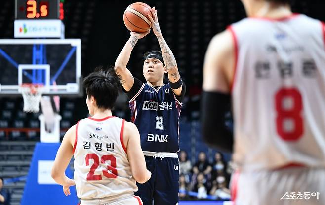 KCC 최준용(2번)이 1일 부산 사직체육관에서 열린 SK전 도중 3점슛을 시도하고 있다.  사진제공｜KBL