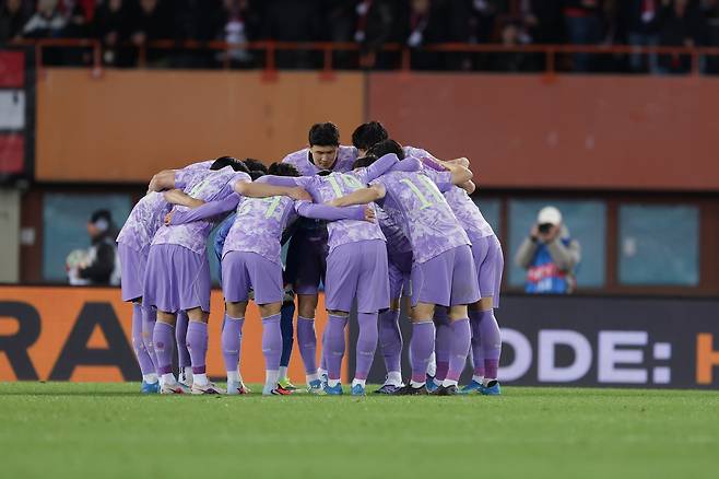 축구국가대표팀 선수들이&nbsp;1일(한국시간) 에른스트 하펠 슈타디온서 열린 오스트리아전 킥오프 직전 한데 모여 결의를 다지고 있다. 사진제공｜대한축구협회