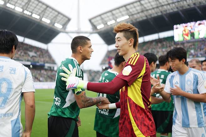지난해 5월 31일 전주월드컵경기장에서 열린 ‘현대가 더비’에 앞서 전북 티아고와 울산 조현우가 서로를 격려하고 있다. 사진제공｜한국프로축구연맹