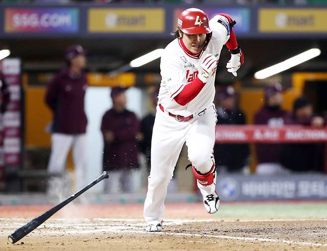 SSG 최정이 지난달 31일 인천 키움전에서 안타를 친 뒤 전력질주 하고 있다. SSG랜더스 제공