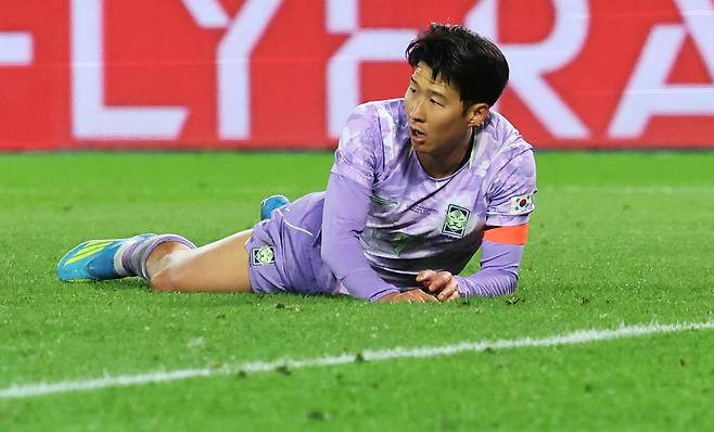 축구대표팀 손흥민이 1일 오스트리아와의 평가전에서 슈팅이 득점에 실패하자 아쉬워하고 있다. 연합뉴스