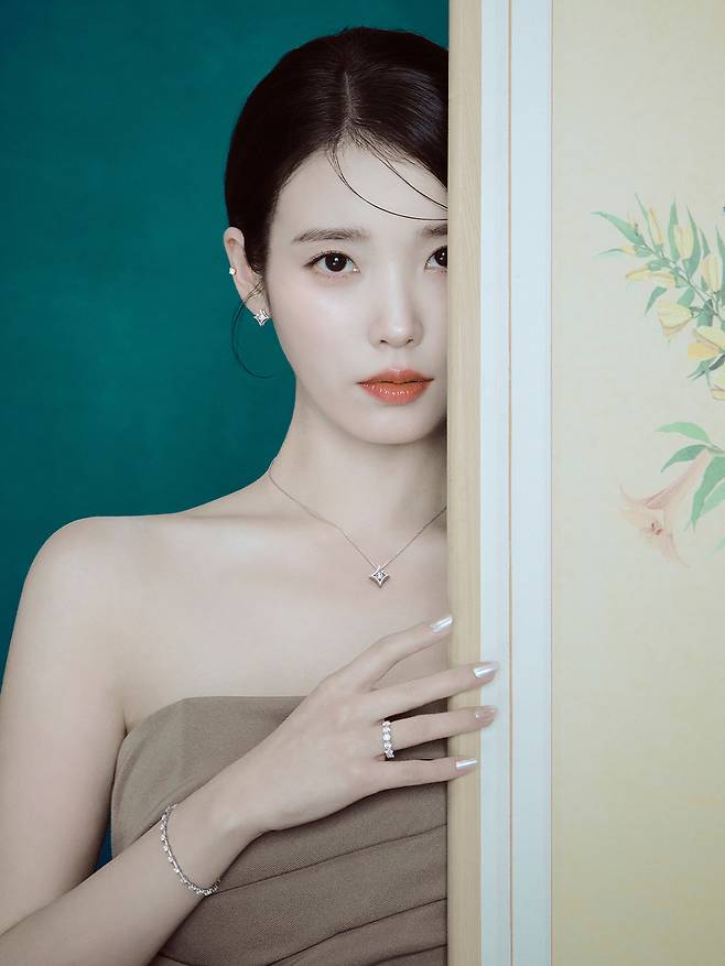 가수 겸 배우 아이유가 주얼리 브랜드와 함께한 캠페인 화보. 제이에스티나 제공