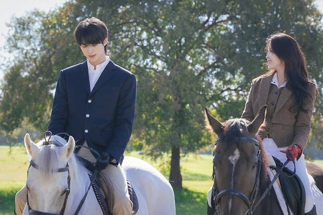 변우석(왼쪽)과 아이유 주연의 MBC ‘21세기 대군부인’ 스틸컷. MBC 제공